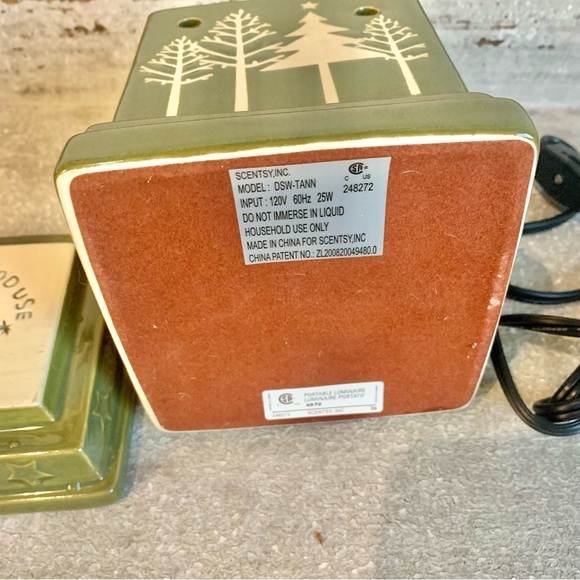 RETIRED 2010 SCENTSY HOLIDAY WARMER
"TANNENBAUM" - CHRISTMAS TREES - Like new - Picture 6 of 6